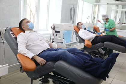 Депутаты Виталий Перетолчин и Артём Лобков сдали кровь для областной станции переливания крови   